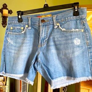 Levi mid length shorts. Size 6.